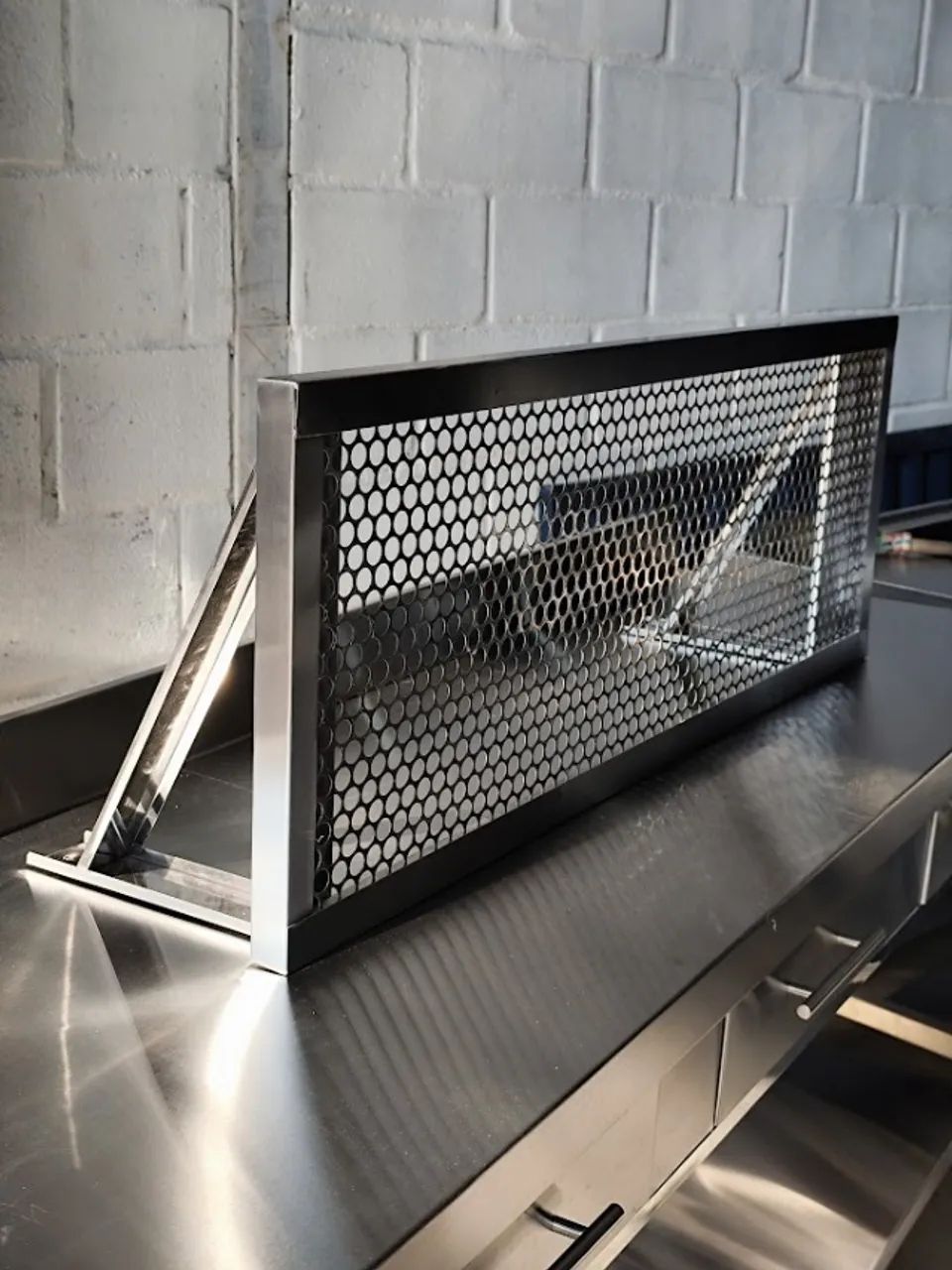 Prateleira Tela Moeda 1,90x0,40m c/ Anteparo Inox (Linha Premium Direto de Fábrica)