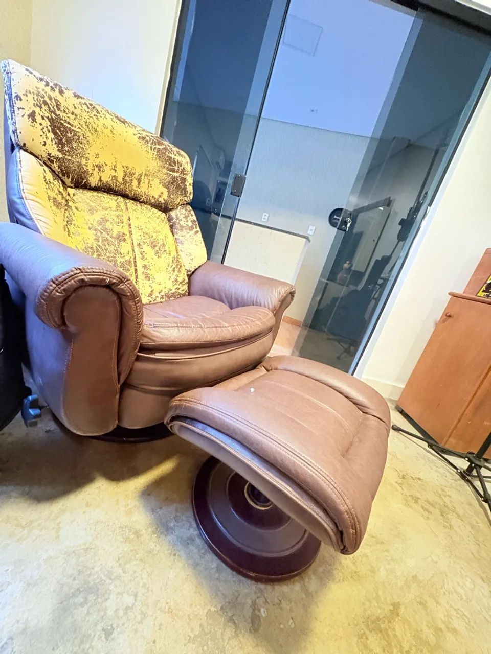 Poltrona giratória com apoio de pé  - Foto 3