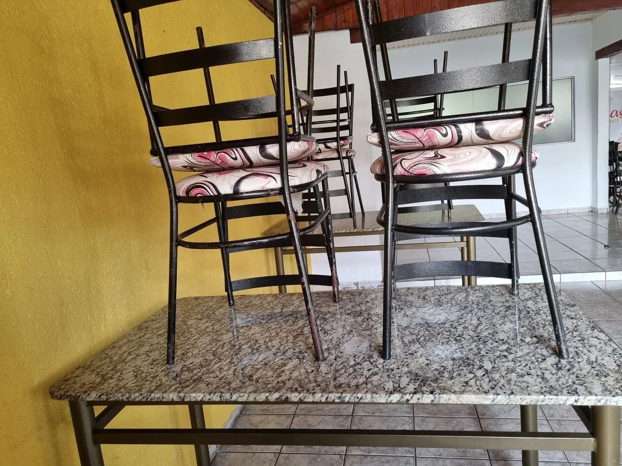 Mesa mármore com 6 cadeiras  - Foto 2