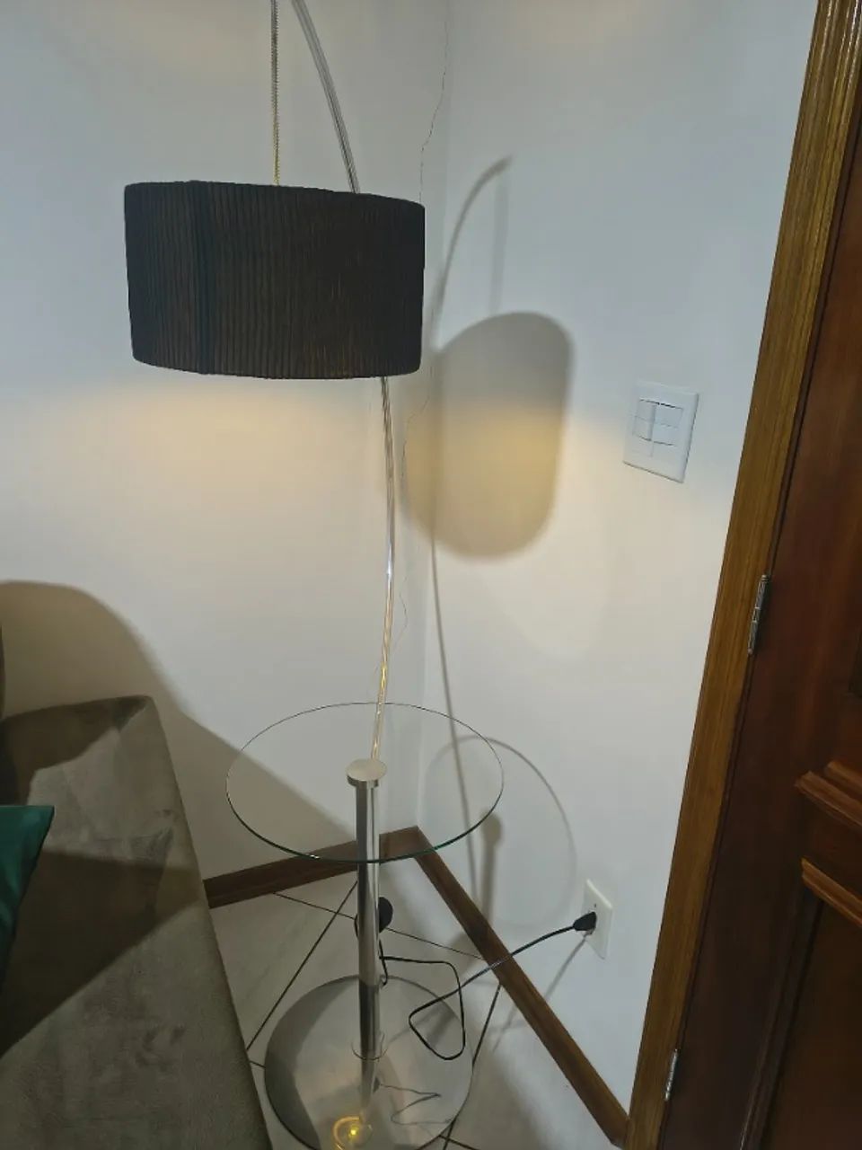 Mesa de canto com luminária 