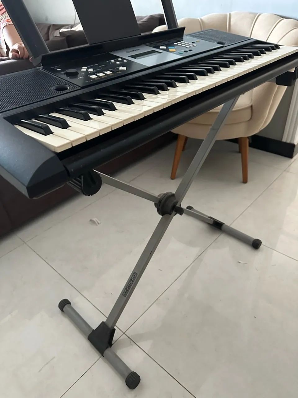 Teclado YAMAHA com suporte  - Foto 3