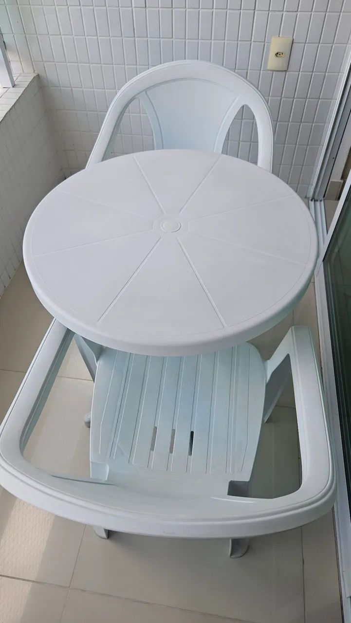 JOGO DE MESA E CADEIRAS 
