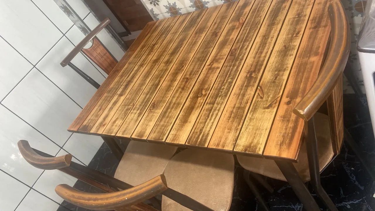 Mesa com 4 cadeiras 