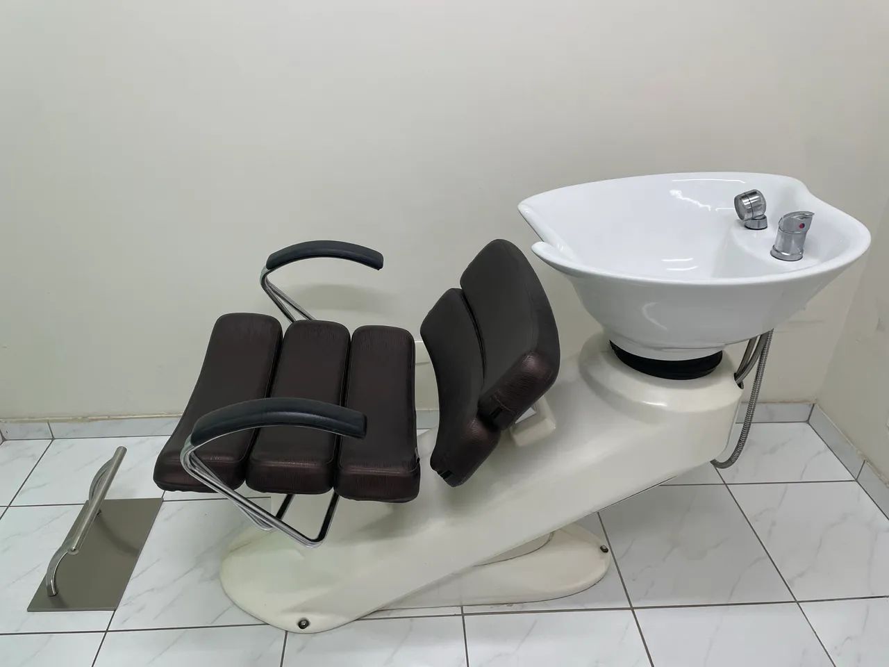 Cadeira e lavatório para salão ou barbearia 