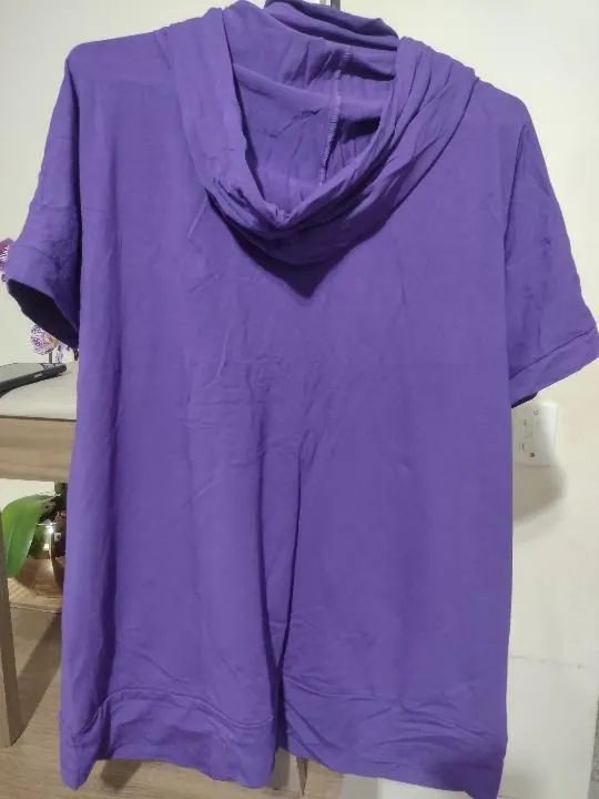 Camiseta de algodão roxa com capuz  - Foto 2