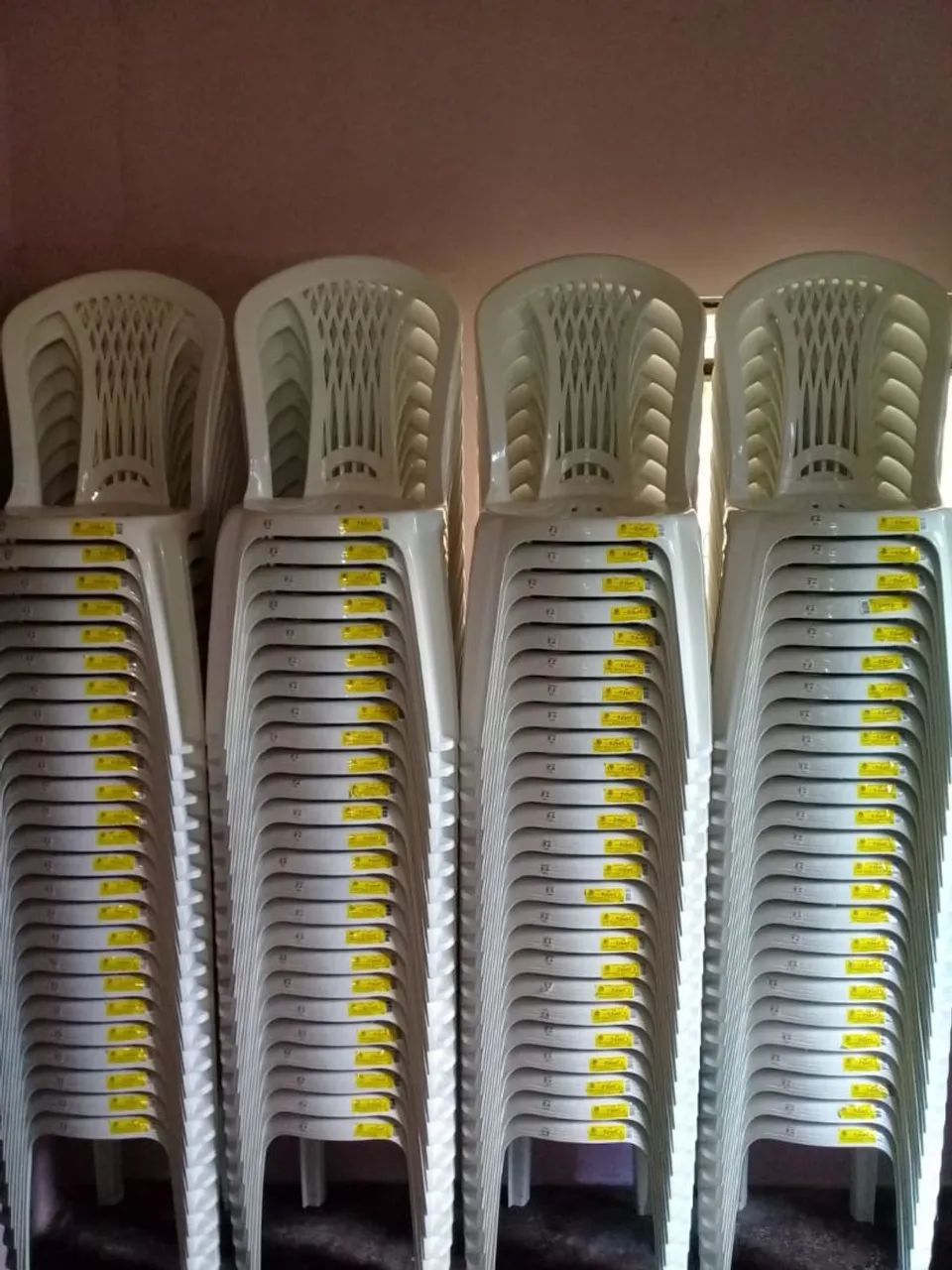 Cadeiras de plástico novas 