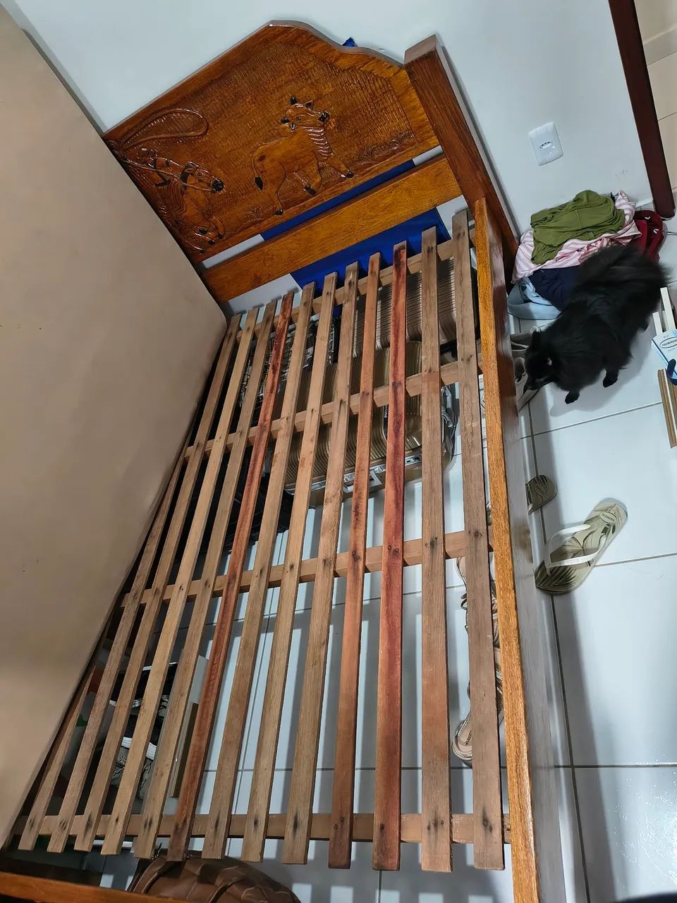 Cama de madeira com cabeceira entalhada  - Foto 2