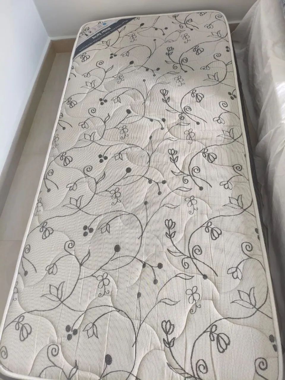 Vende-se cama box de solteiro com colchão  - Foto 2