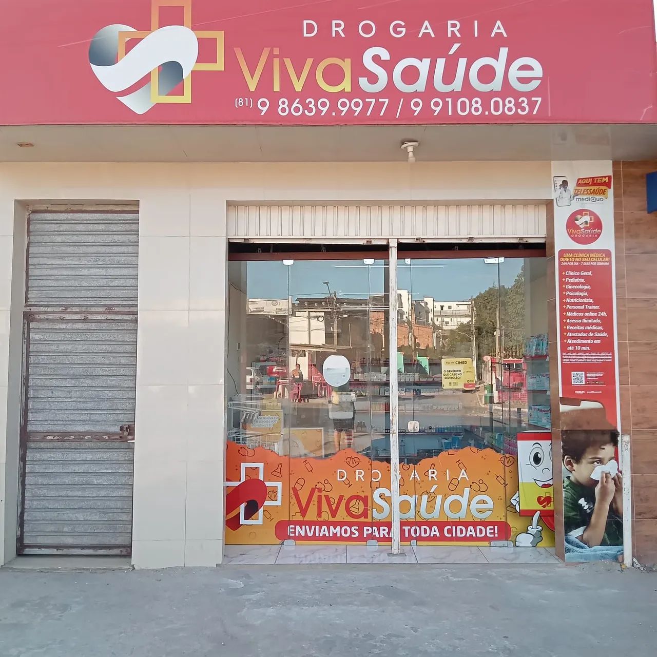 Vendo porta de vidro para estabelecimento comercial.