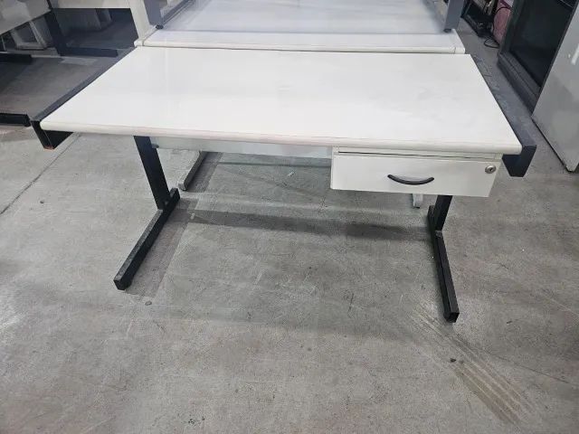 MESA COM GAVETA