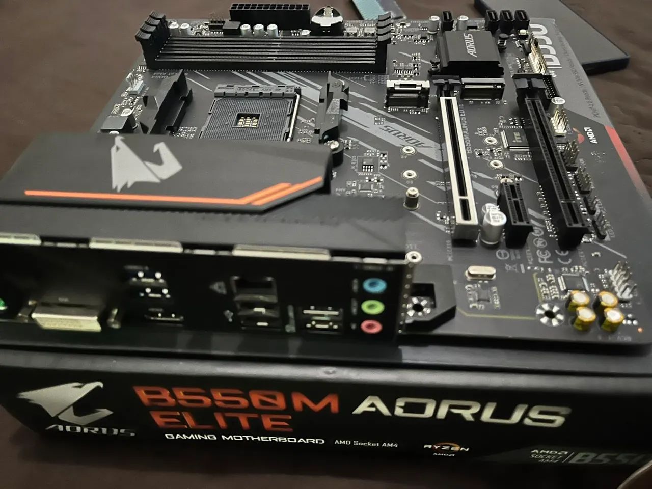 Placa mae Aorus b550m Elite DDR4  AM4  - Foto 2