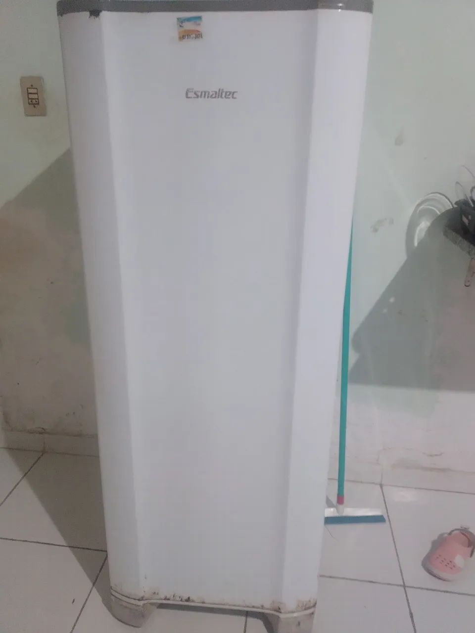 Geladeira ESMALTEC  