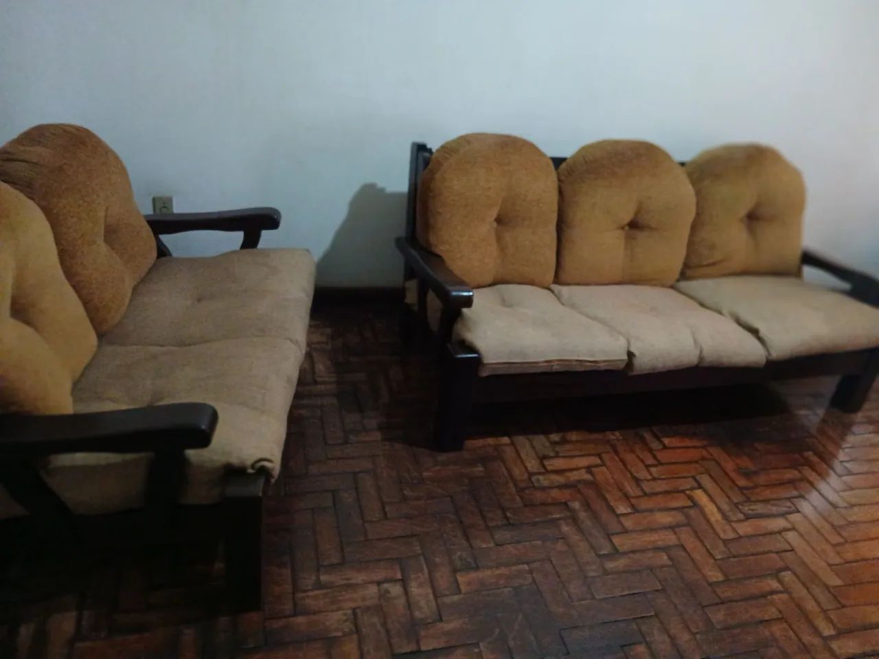 Sofá de Madeira Maciça (3 e 2 lugares) - Ótima Estrutura! - Foto 3