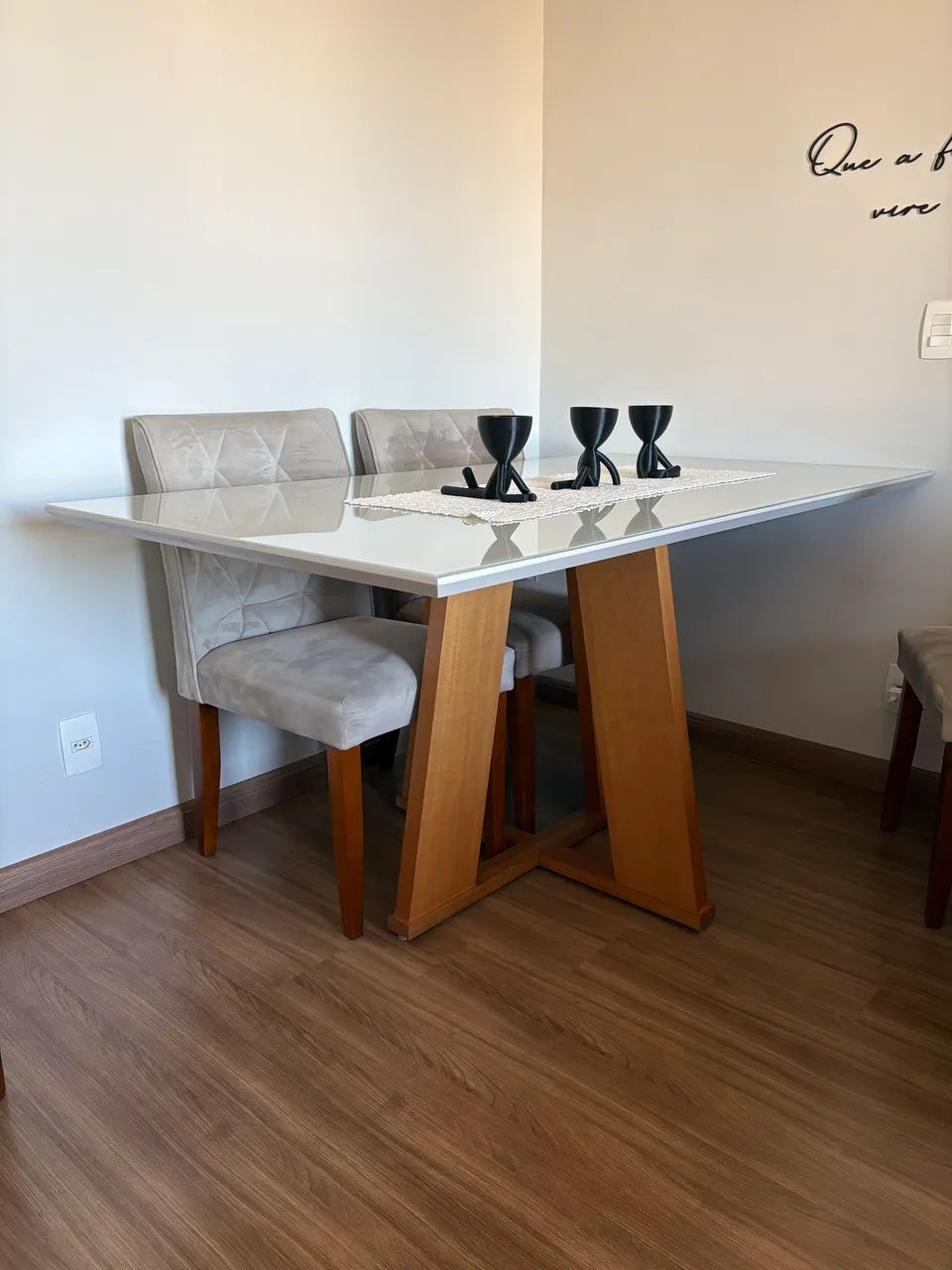 Cadeiras e mesa de jantar com tampo de vidro e pés de madeira  - Foto 3