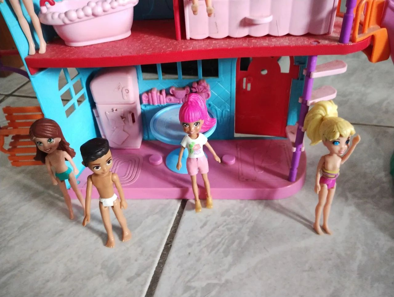 Casa da Poly com acessórios e bonecas  - Foto 3