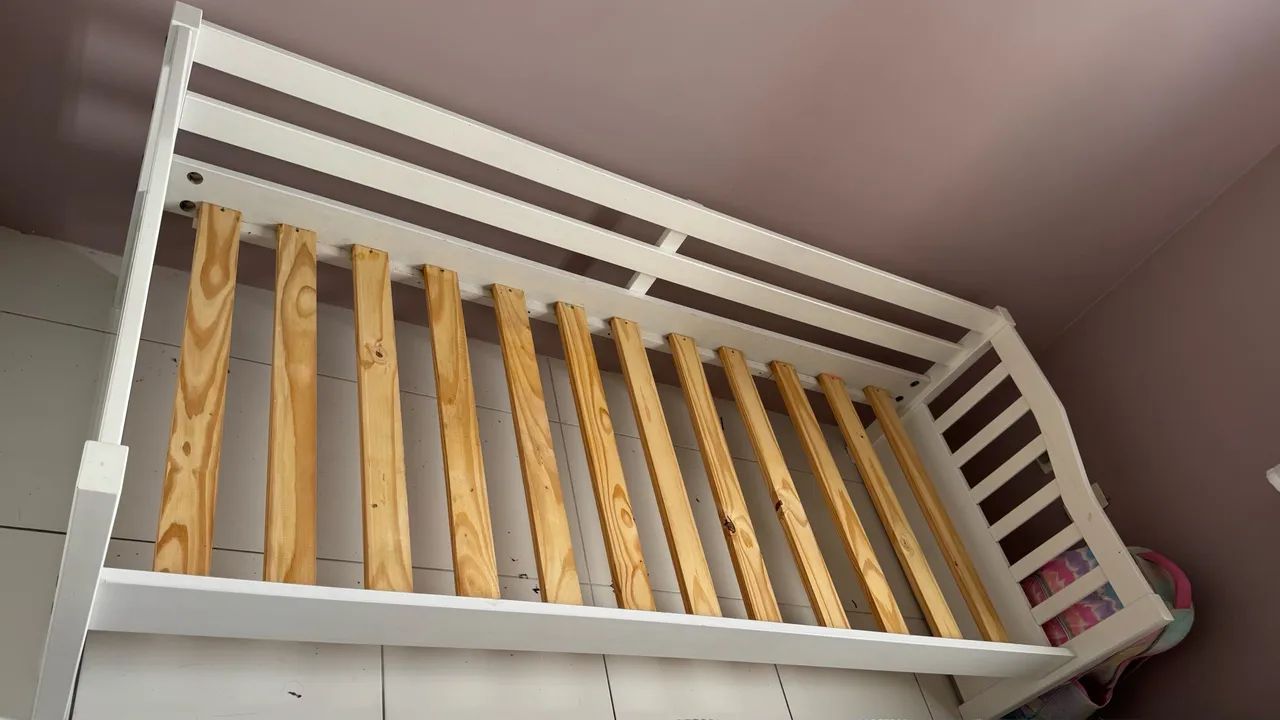 Cama solteiro em madeira maciça + colchão 