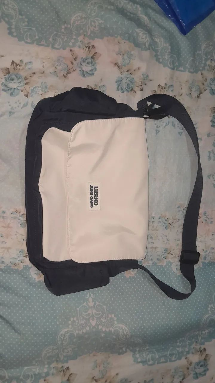 Bolsa tiracolo azul escuro e branco