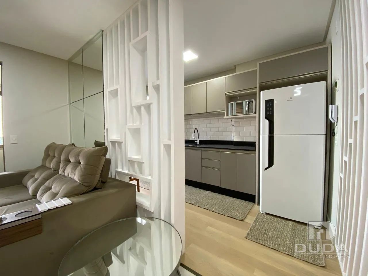 LINDO APARTAMENTO MOBILIADO COM 02 GARAGEM. - Foto 2