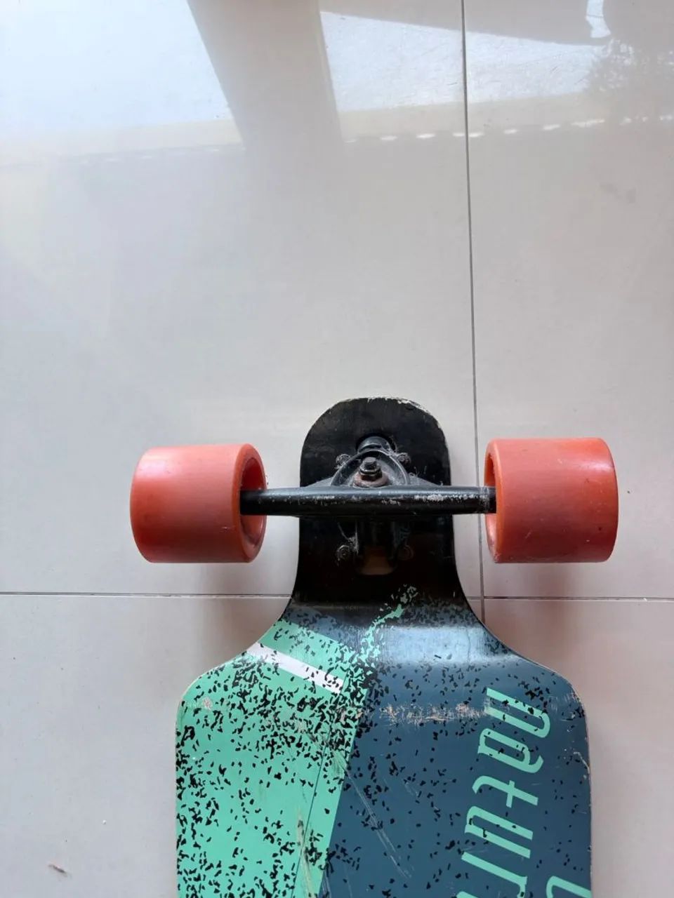 Longboard Drop-Through - Estável e Perfeito pra Descida - pouco uso <br> - Foto 4