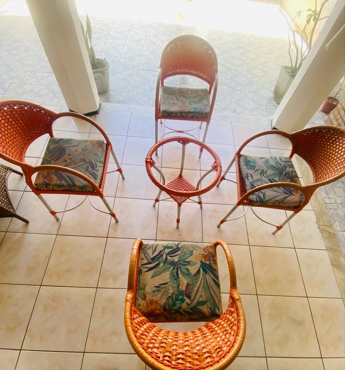 VENDO CONJUNTO DE MESA + 4 CADEIRAS EM FIBRA - Foto 2