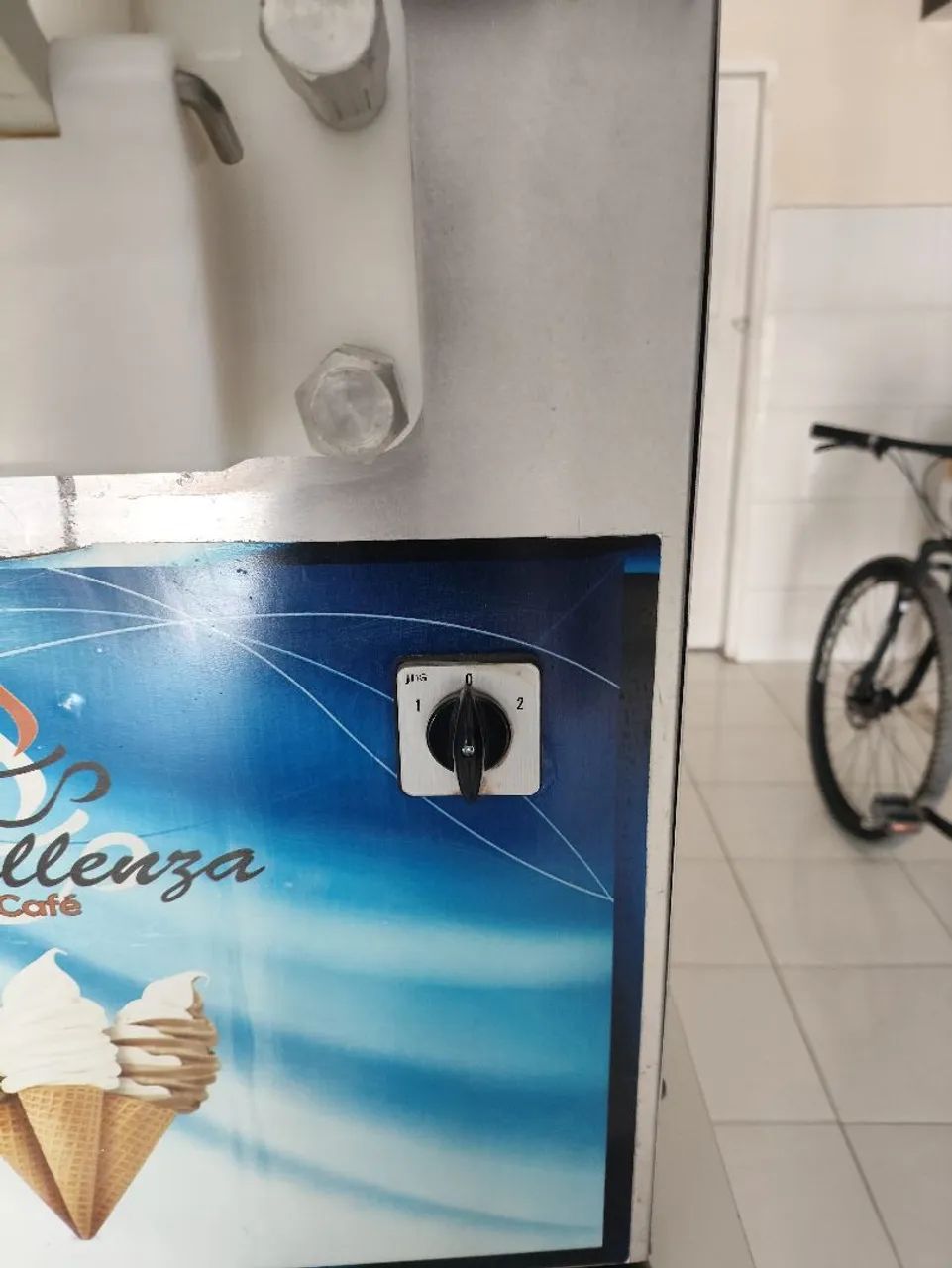 MAQUINA DE SORVETE SOFT/EXPRESSO SUPER CONSERVADA E POUCO USO  - Foto 2