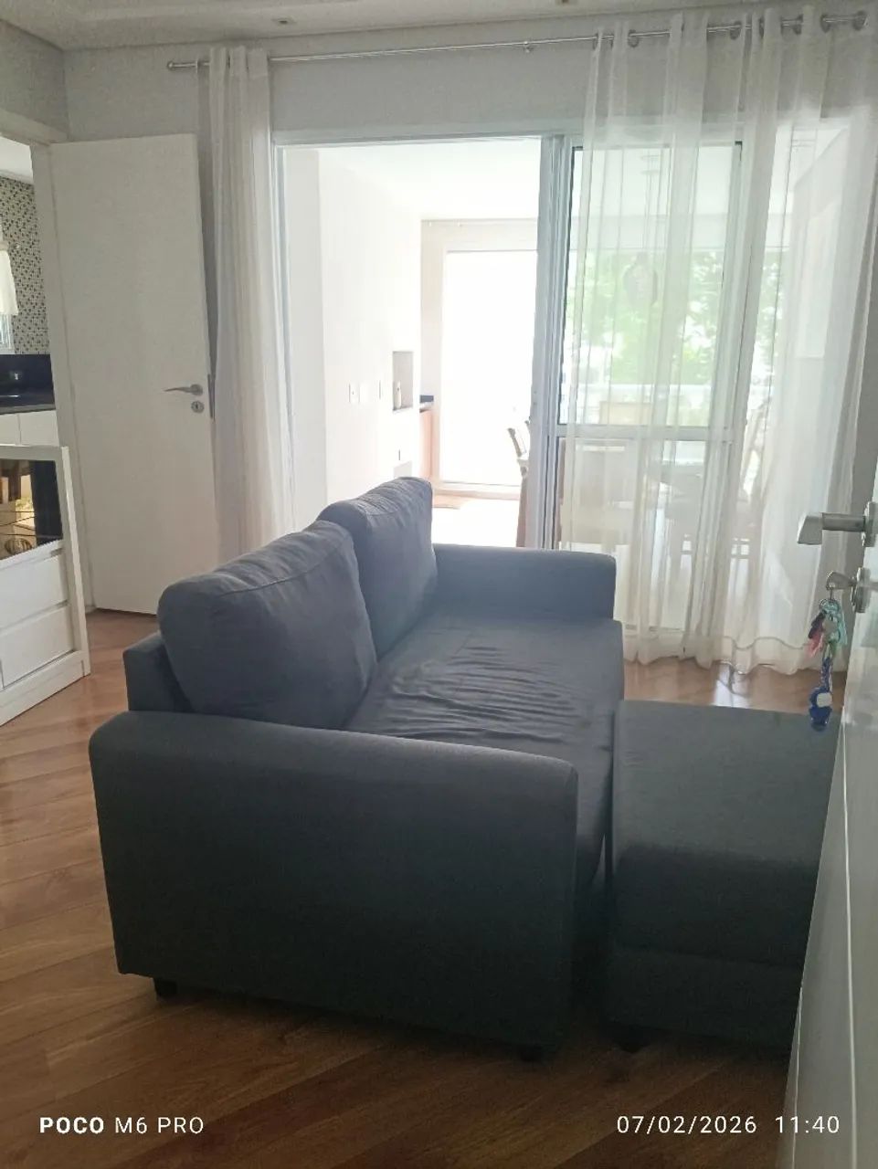 SOFÁ COM CHAISE TOK&STOK - MODERNO E ELEGANTE