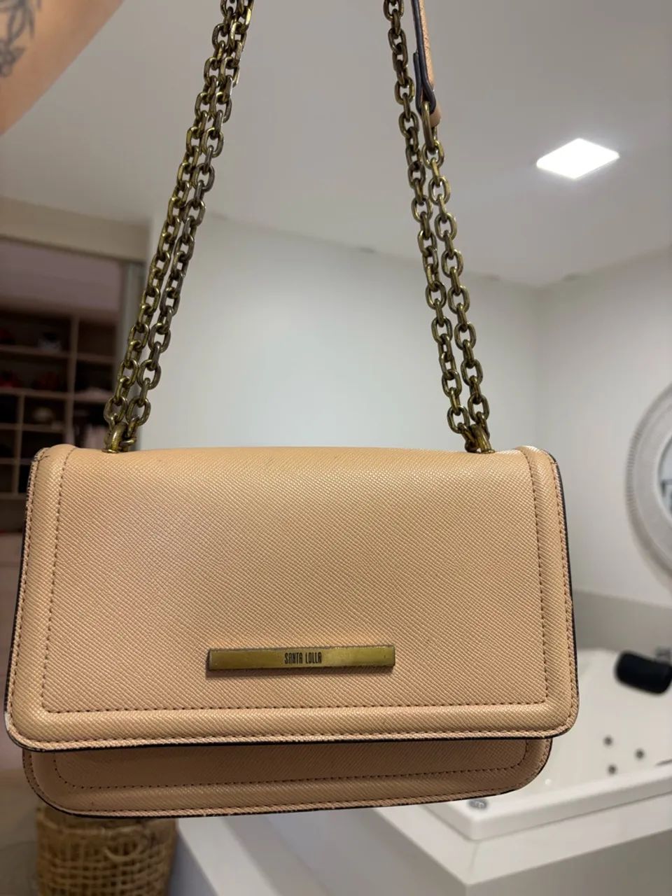 Bolsa Santa Lolla bege com corrente dourada - tiracolo a alça é longa 