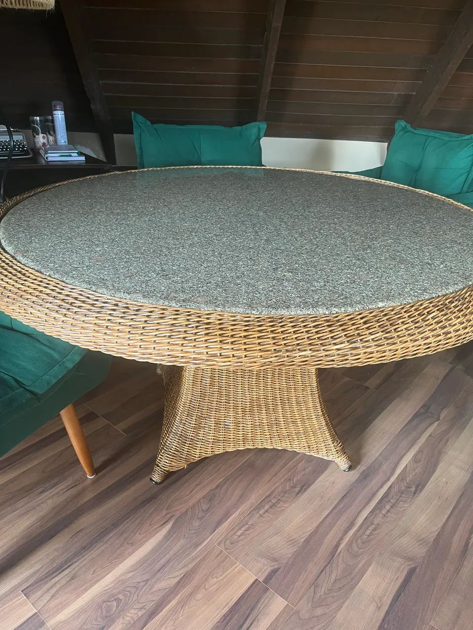 Mesa redonda com tampo de granito 