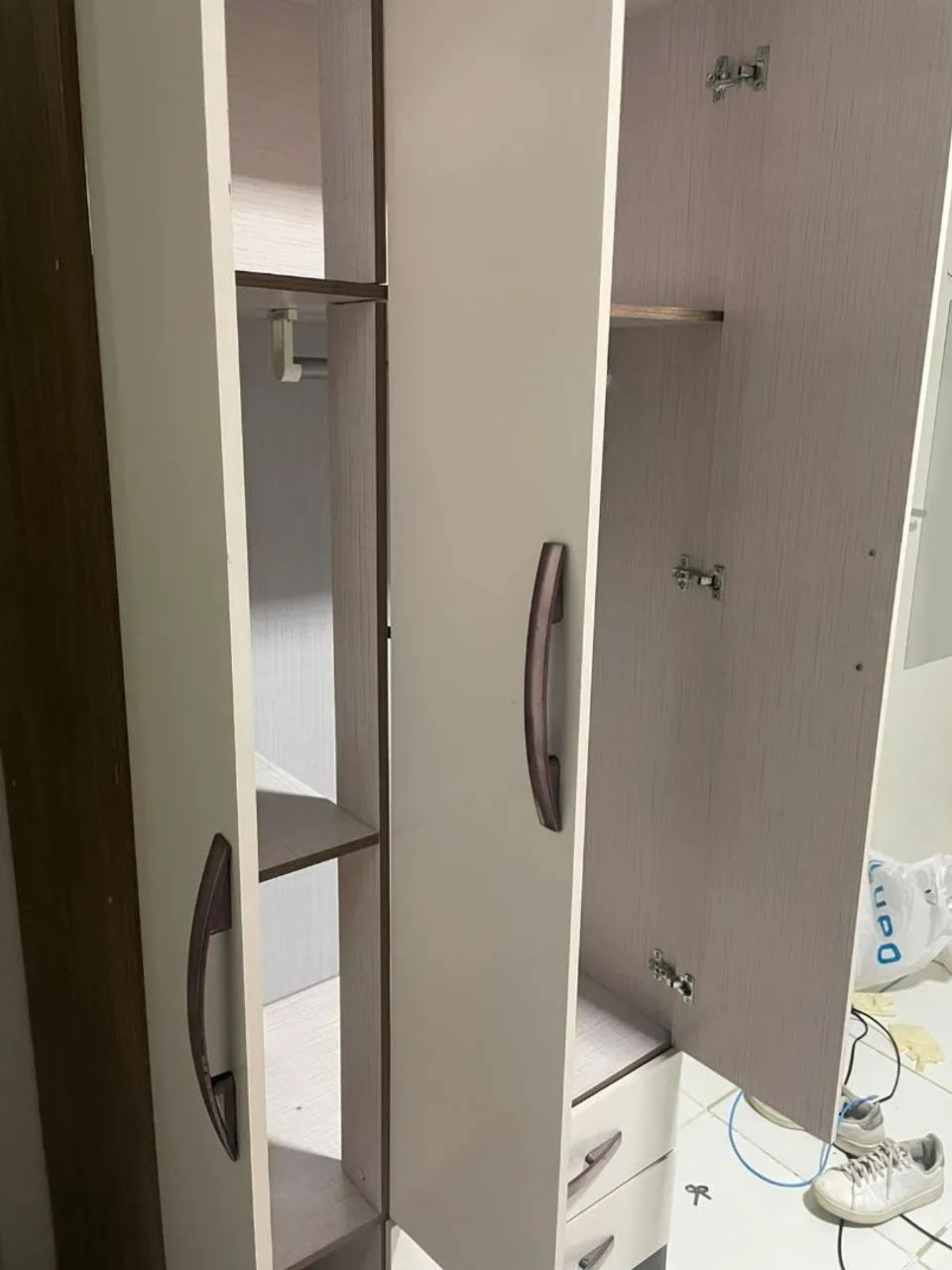 Guarda roupa - 3 portas ( menos de um ano de uso )