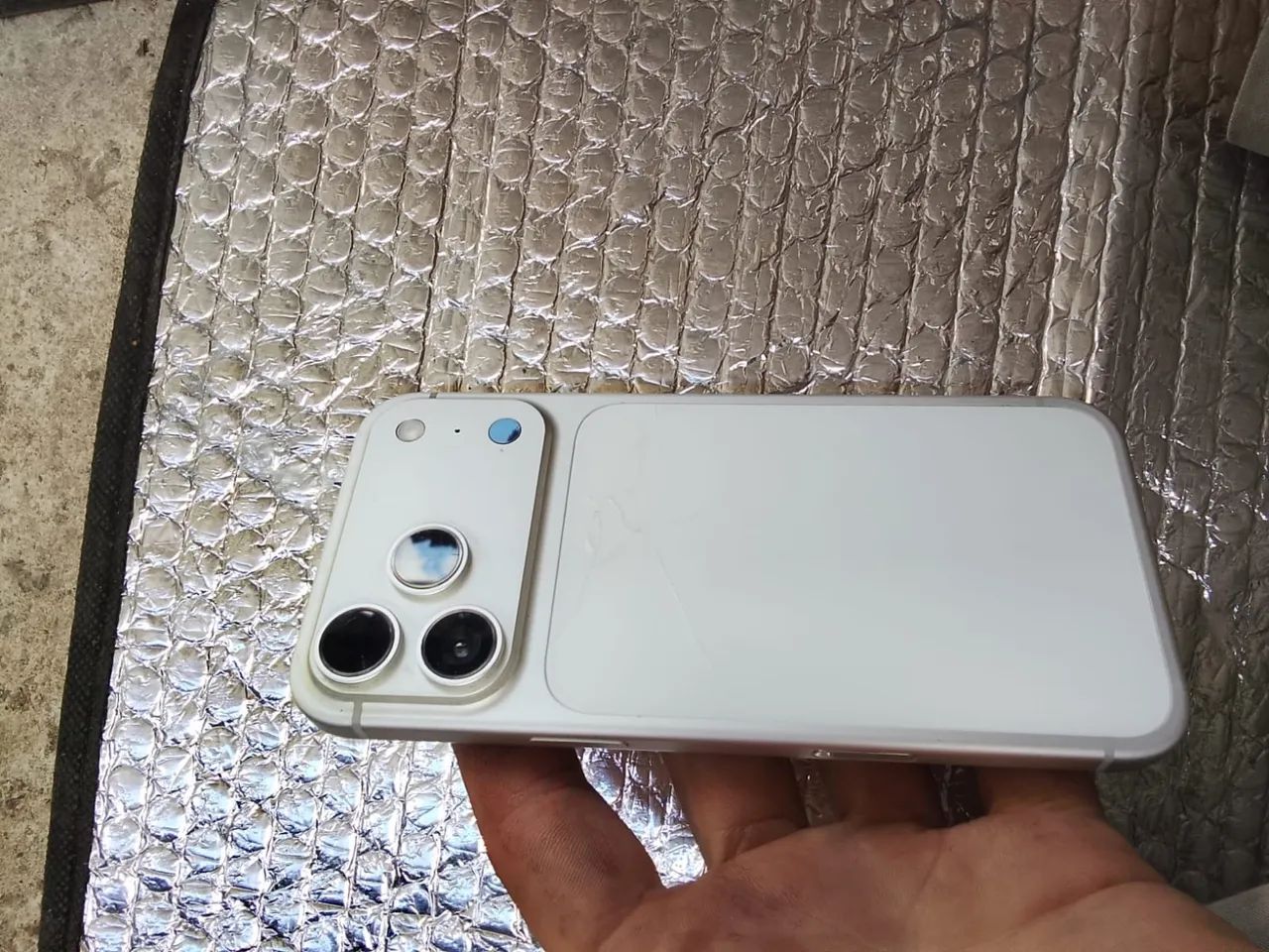 IPhone 14 Pro Max na carcaça do 17 Pro Max