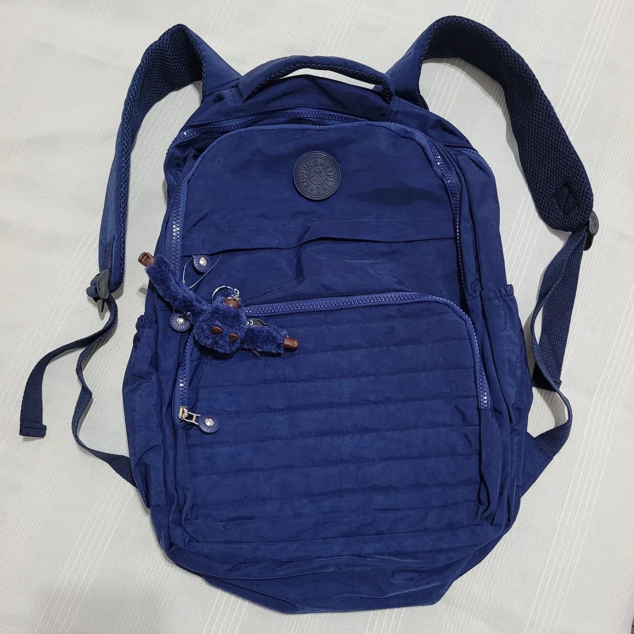 Mochila azul nova grande e com o macaquinho 