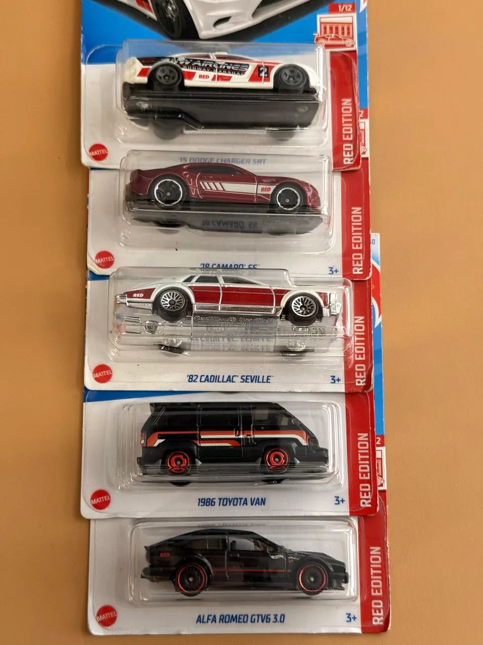 Lote 5 Hot Wheels Red Edition lacrados - Foto 4