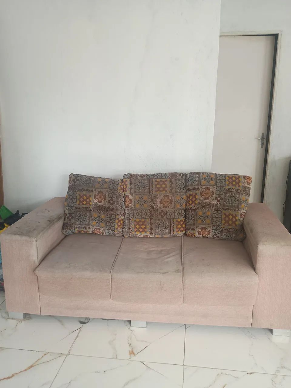 Sofá três lugares bege com almofadas 