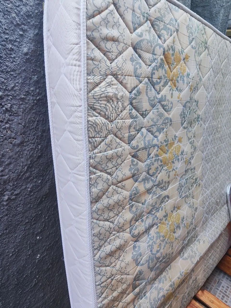 Cama Queen e colchão 