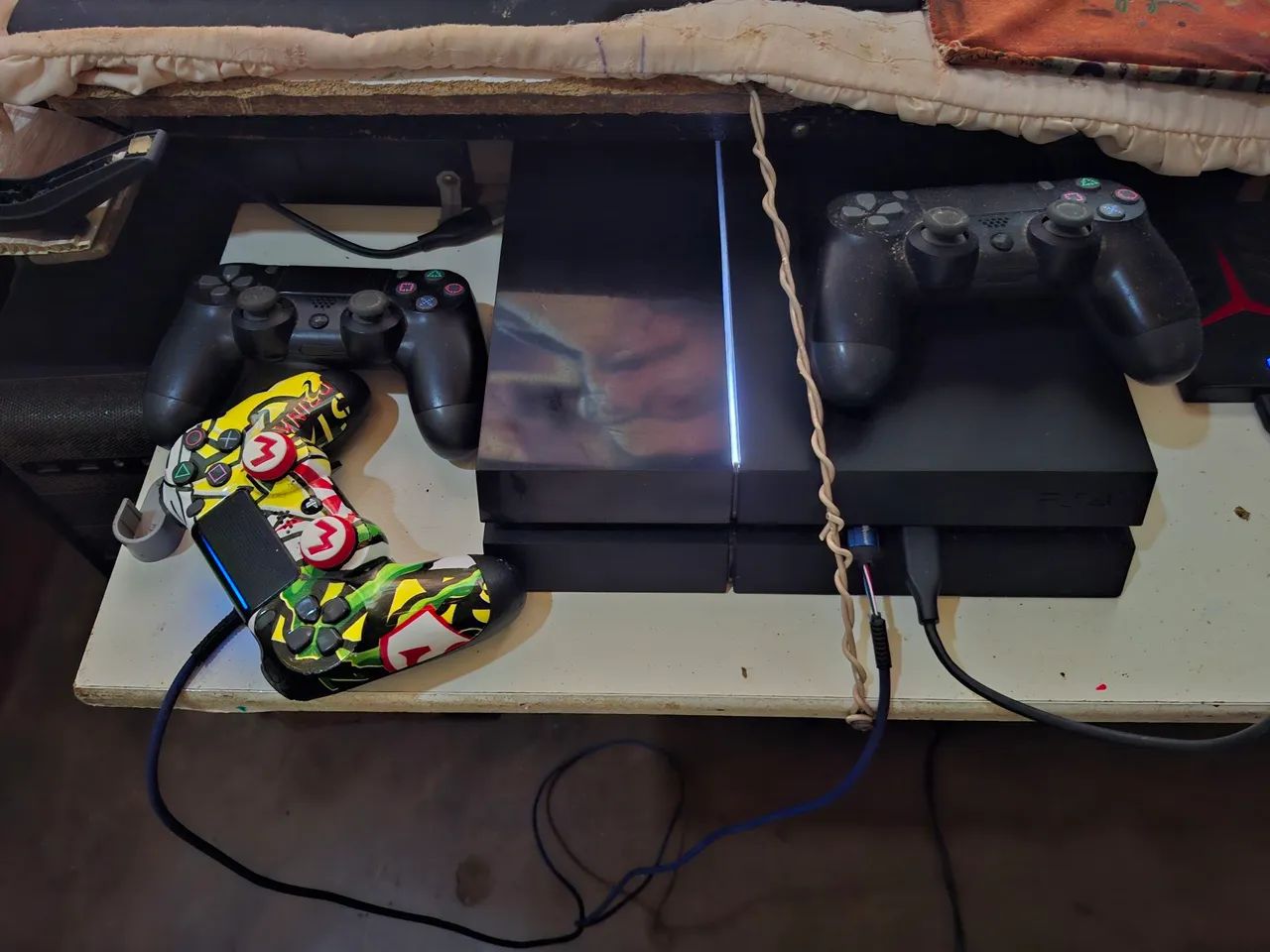 Ps4 com 5 jogos físicos e vários no sistema - Consoles de Vídeo