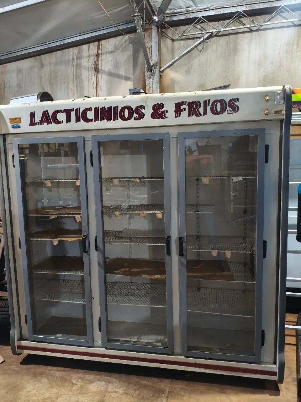 Expositor auto serviço para bebidas frios e laticínios