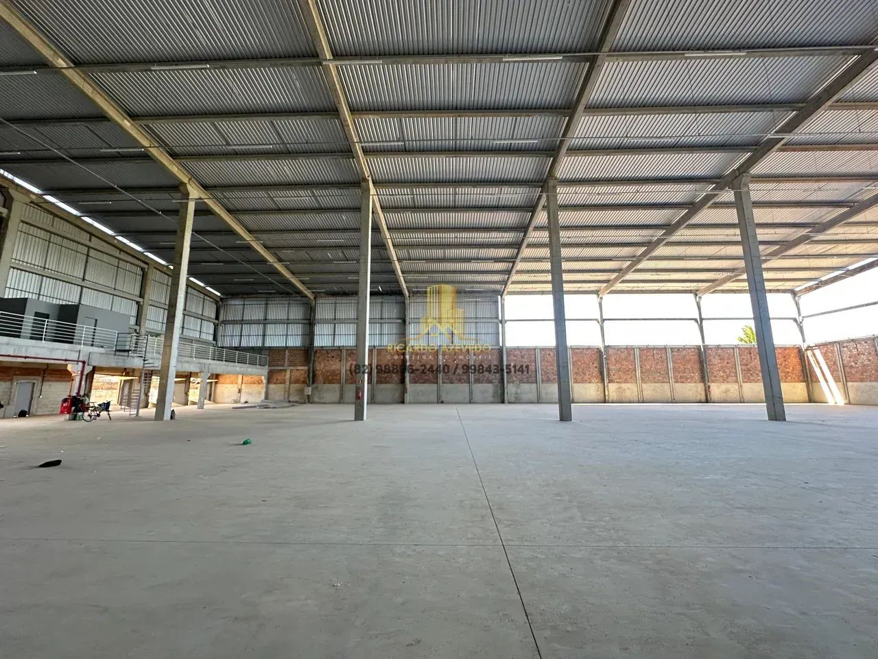 Galpão com 1.285m², 03 Docas, plataformas, 02 banheiros e Mezanino - Foto 3