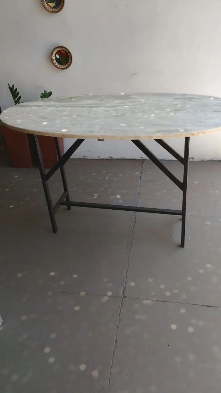 Mesa oval pés de ferro 