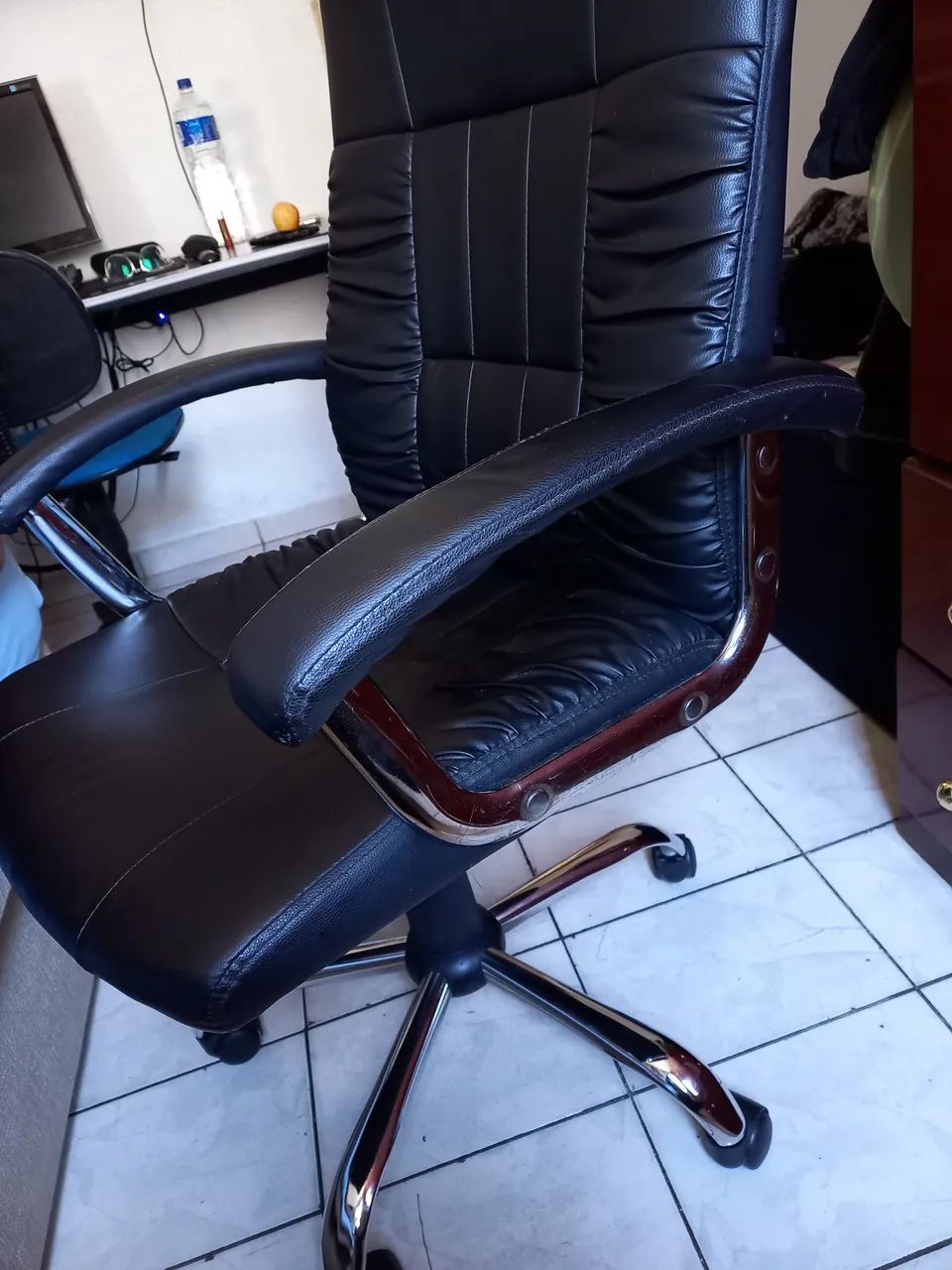 Cadeira de escritório de couro  - Foto 4