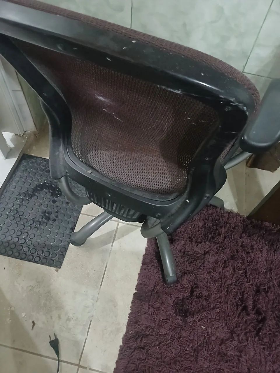 Vendo cadeira de escritório usada - Foto 2