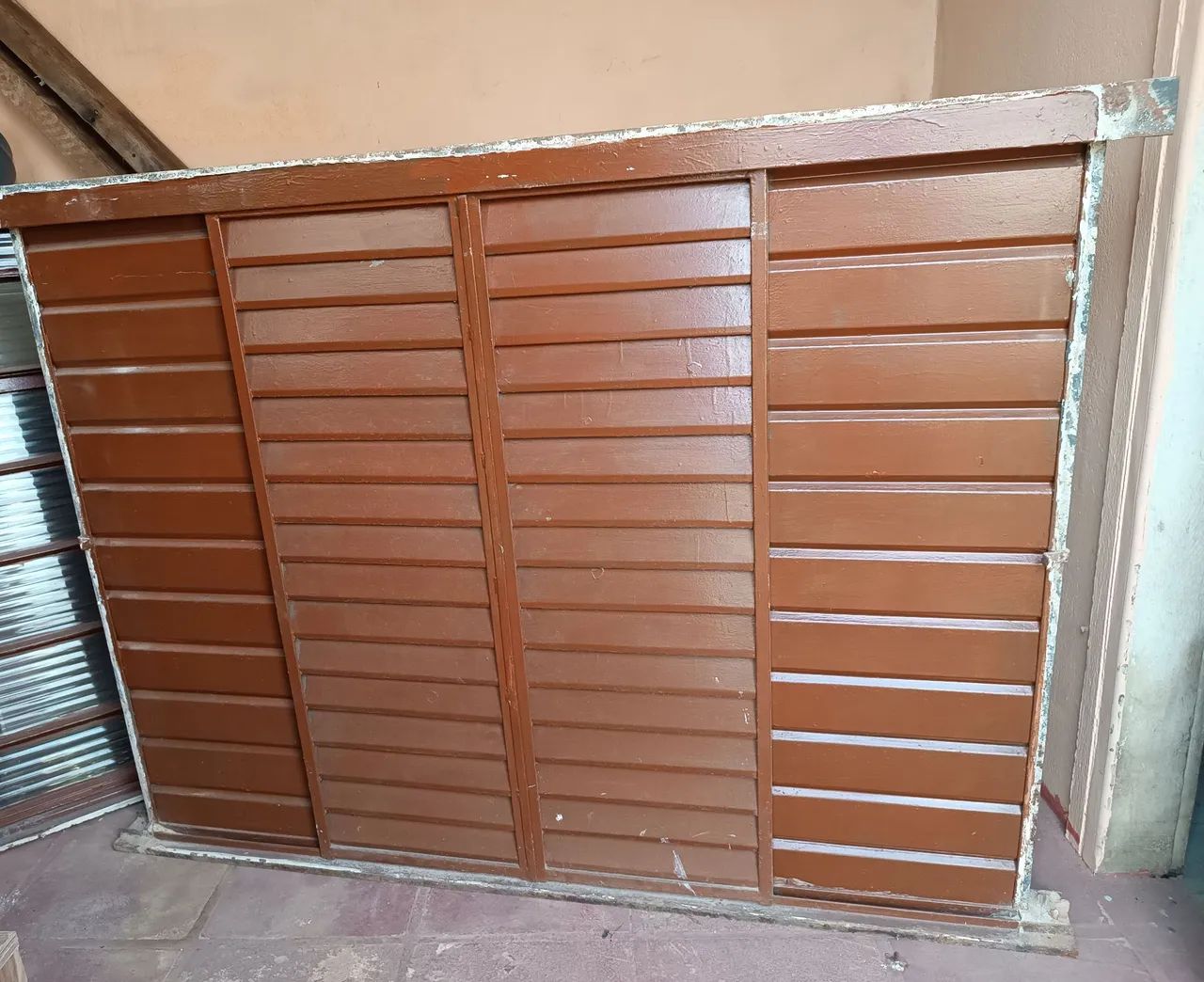 Janela de quarto e portas de ferro 