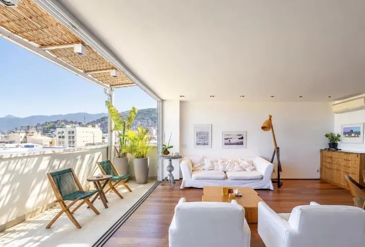 Sala Completa com 3 Sofás Brancos, Muito Charmosa