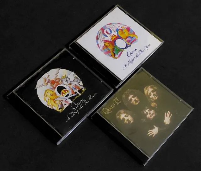 Três CDs do QUEEN