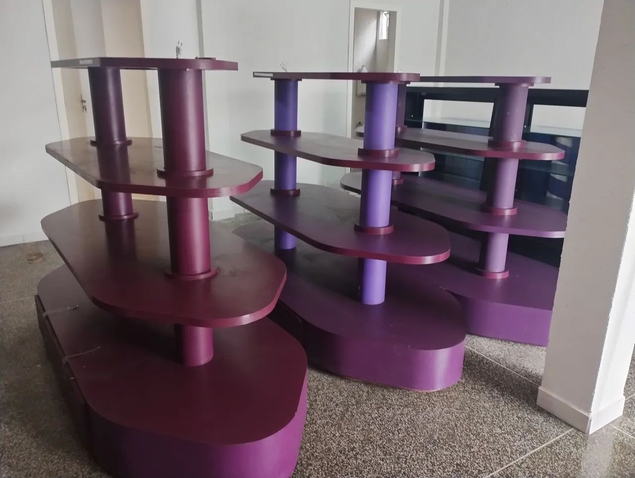 Vendo 3 gôndolas de centro (conveniência)