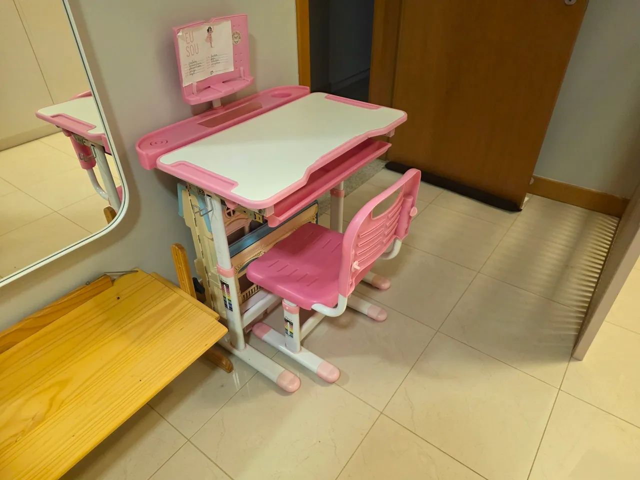 Mesa e cadeira infantil com ajuste de altura e apoio para livro - Foto 2