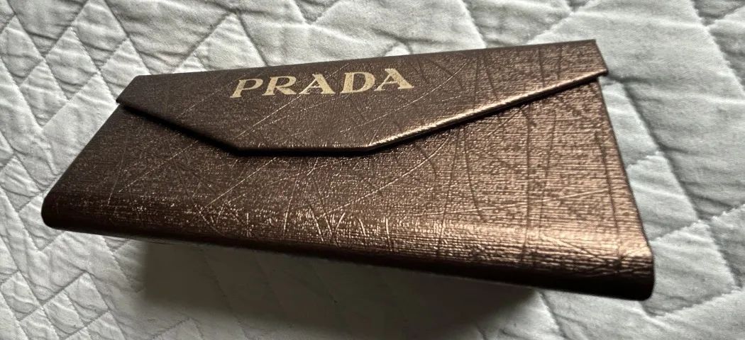 ESTOJO PARA OCULOS MARCA PRADA MARROM METALICO - Acessórios