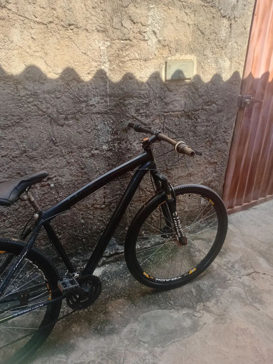 Bicicleta Aro 29 com marcha e freio a disco bem conservada - Foto 2