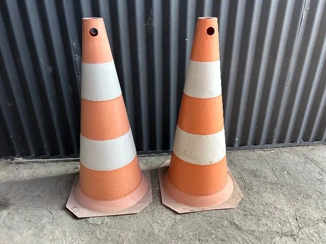 Vendo 2 cones para estacionamento, 80cm altura. 