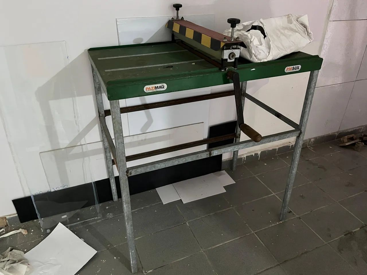 Máquina de corte e cinco