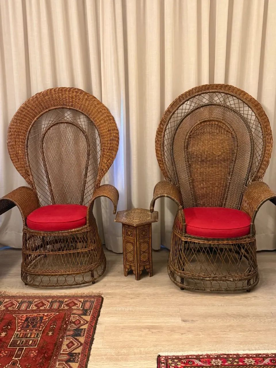   Par de poltronas Pavão vintage em vime lindas e decorativas - Foto 2